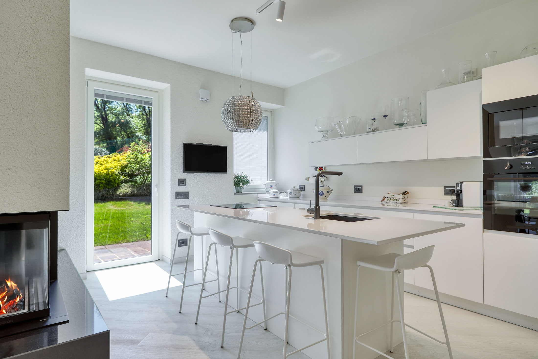 Cucina luminosa con isola e accesso al giardino